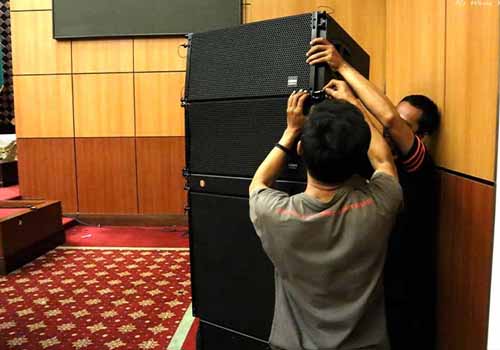 Proses Peletakan Speaker pada Aula Sebuah Instansi Pemerintahan
