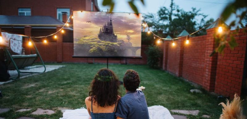 Penggunaan Layar Proyektor 84 Inch (213 cm) untuk Menonton Film Romantis di Halaman Belakang Rumah