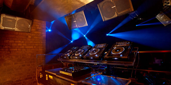 Audio Sound System pada Ruang DJ Profesional