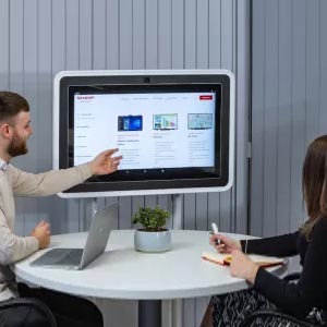 Kebutuhan Meeting 1on1 dengan Monitor Touchscreen Ukuran yang Tepat Menjadikan Suasana Lebih Nyaman dan Efisien