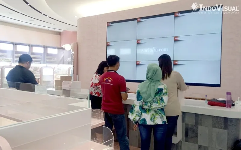 Instalasi-dan-Pemasangan-Digital-Signage-&-Video-Wall-di-Sociolla-Store-03