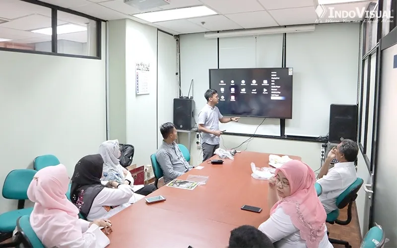 Training-Penggunaan-Multi-Touch-Interactive-Display-di-Kementrian-Lingkungan-Hidup-&-Kehutanan-01