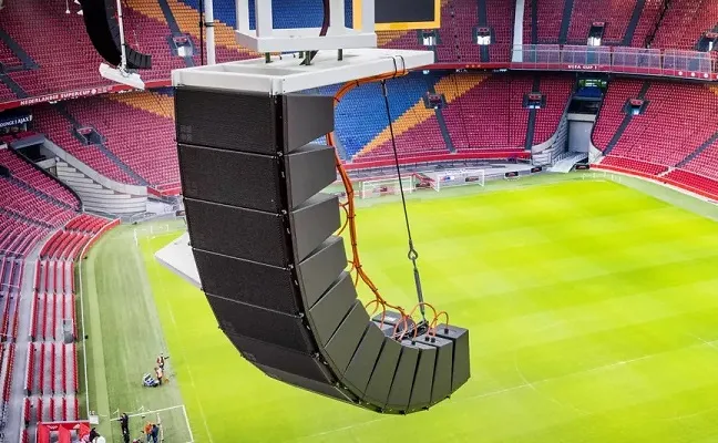 Sound System Line Array Tergantung di Atas Lapangan