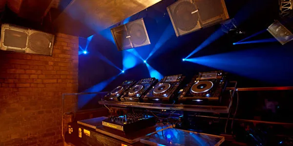 Audio Sound System pada Ruang DJ Profesional