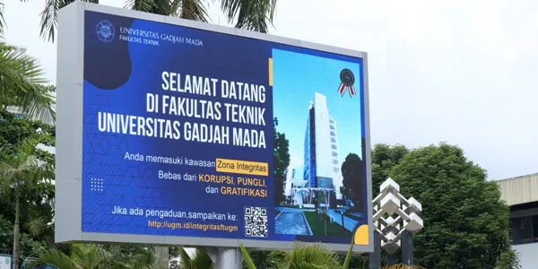 Project Pembuatan dan Instalasi Videotron Outdoor oleh Team Indovisual di Fakultas Teknik UGM