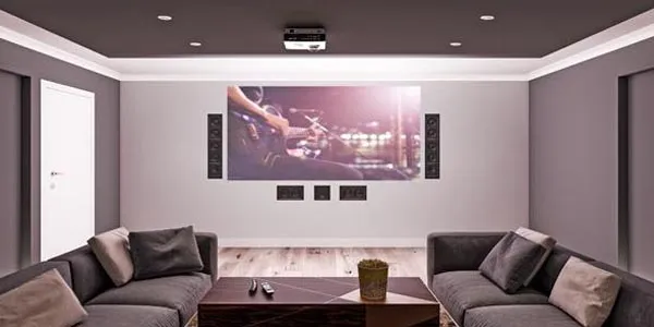 Ruang Home Cinema dengan Proyektor yang Menggunakan Wall Speaker sebagai Sumber Audio